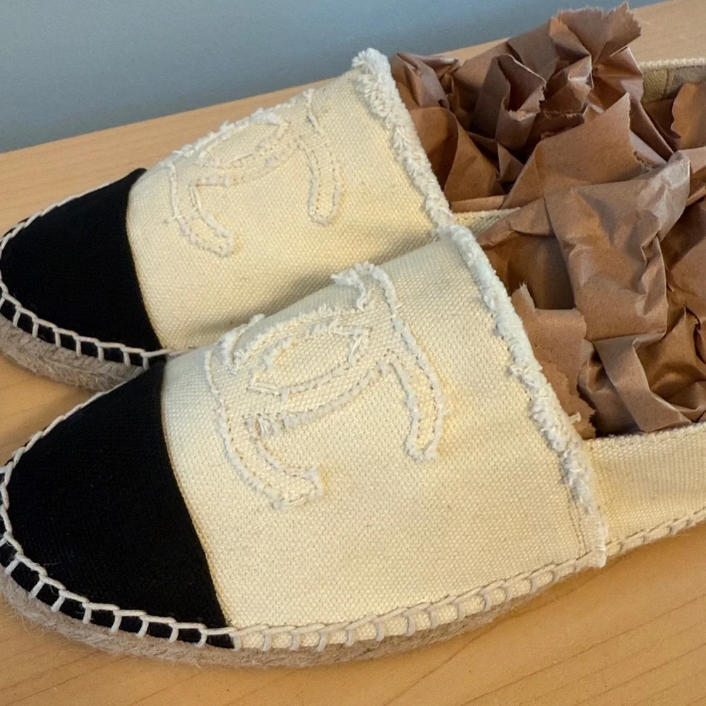 CHANEL Two-Tone Espadrilles in Black and Cream - Picture 8 of 11